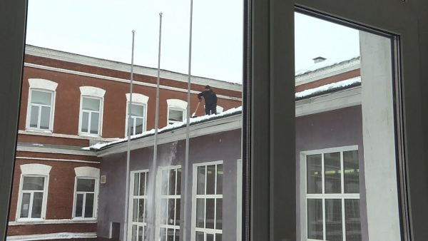 Наступила оттепель и обильное количество, ранее выпавших осадков начинает стремительно таять.