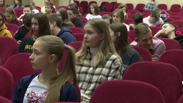 В актовом зале Раменской гимназии собрались ученики средней школы.