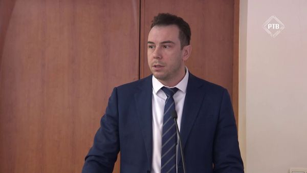 Заместитель главы округа Андрей Скибо выступил с докладом на депутатских слушаниях.