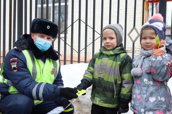 Сотрудники Госавтоинспекции в Раменском провели акцию с дошкольниками по Правилам дорожного движения