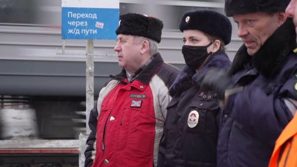 Особая внимательность необходима при пересечении железнодорожных путей.