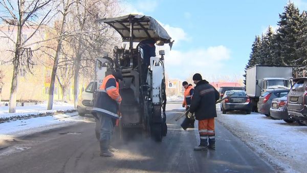 С наступлением весны одна из основных задач для работников ДРСУ – устранение ям на дорогах.