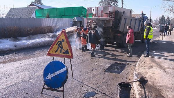 С оттепелью и таянием снега на дорогах появляются ямы.