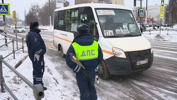 В канун восьмого марта сотрудники ГИБДД провели необычный – «Цветочный рейд».