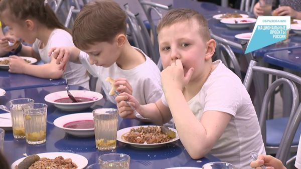 В Раменской школе № 9 с января 2020 года реализуется система безналичной оплаты питания.