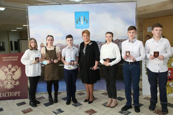 Юным жителям Раменского городского округа торжественно вручили паспорта.