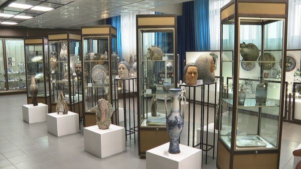 Выставка памяти заслуженного художника РФ Владислава Сидорова открылась в музее ГГУ.