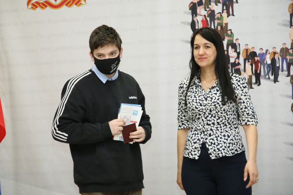 Поздравляем юных раменчан с получением своего первого и самого важного документа — паспорта гражданина РФ!