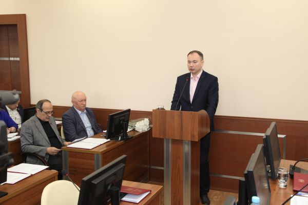 На Совете депутатов 28 апреля выступил заместитель председателя Комитета по образованию Леонид Смуряков