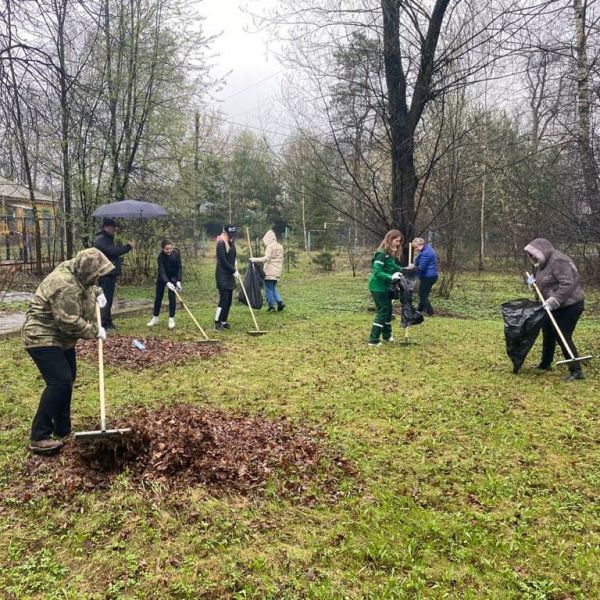 Жители Раменского городского округа вышли на субботник, несмотря на плохую погоду.