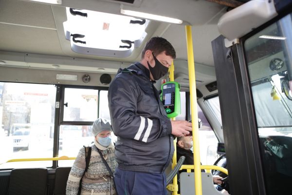 В мкр. Холодово г. Раменское на одной из остановок общественного транспорта прошел рейд по проверке масочного режима.