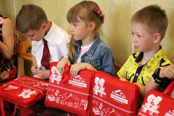 Управление социальной защиты населения разъясняет порядок получения подарка для первоклассников.