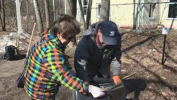 Красили заборы, белили деревья, разбирали старый хлам и убирали опавшую листву.