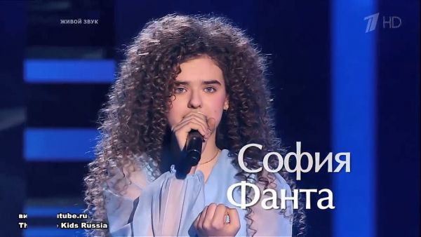 Красиво поет, сочиняет стихотворения, играет в мюзиклах.