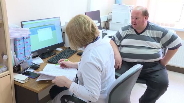 В городской поликлинике №1 на улице Крымская продолжается вакцинация населения от короновирусной инфекции.