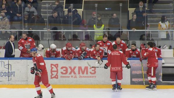 Вместо космоса российские астронавты вышли на лед.