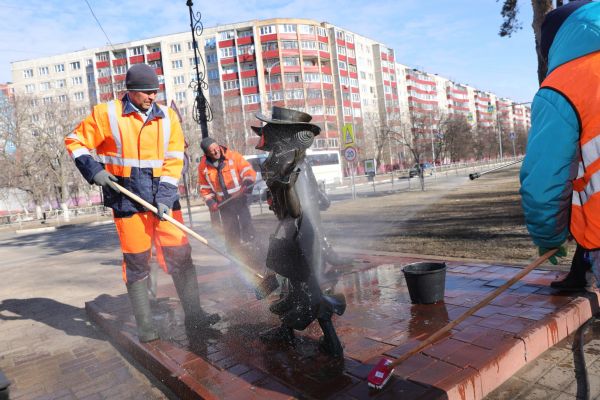 В Раменском городском округе продолжается весенняя уборка общественных и дворовых территорий.