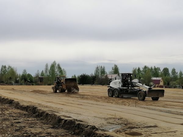 В поселке Электроизолятор ведутся работы по строительству нового футбольного поля и хоккейной коробки