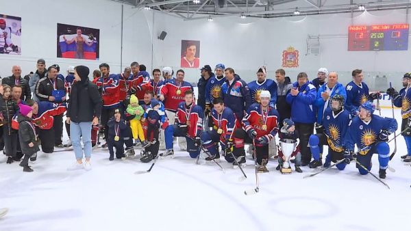 На ледовой площадке сражались хоккеисты разных возрастов.