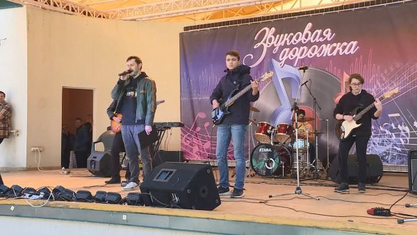 Пять часов «живой» музыки в исполнении вокально-инструментальных ансамблей и музыкальных групп.