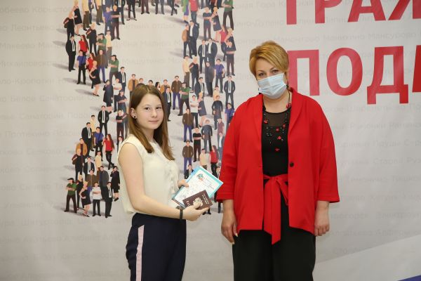 Во Дворце культуры ДК им.В.В.Воровского города Раменское прошла торжественная церемония вручения паспортов гражданам РФ