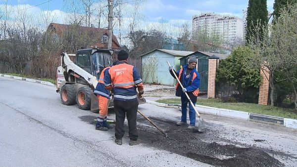 Усиленный ямочный ремонт ведется с наступлением весны.
