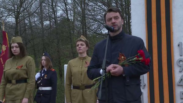 В деревне Захарово ТУ «Кратово» собрались жители, чтобы возложить цветы к мемориальному комплексу.