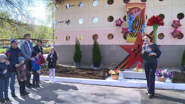 В преддверии Дня Победы в детском саду №53 состоялось торжественное открытие стелы.