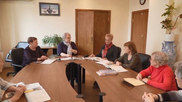 В здании РПЗ за круглым столом собрались дети участников ВОВ.