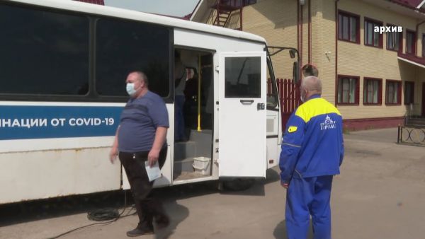 Вакцинироваться от Covid-19 можно в поликлиниках, а также на специальных выездных пунктах.