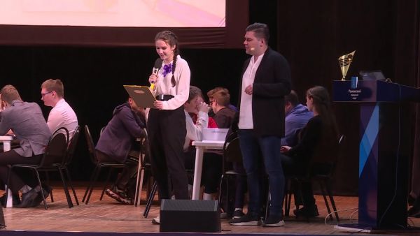 Весной ежегодно отмечается День старшеклассников.