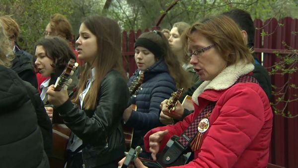 Возложение цветов у мемориального комплекса и поздравления ветеранов ВОВ под окнами их домов.