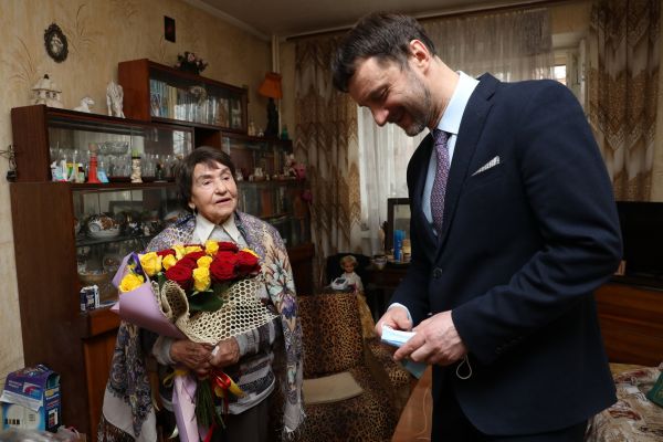 Виктор Неволин и Елена Костина поздравили жительницу нашего города Зою Ивановну Волынкину с 90-летием