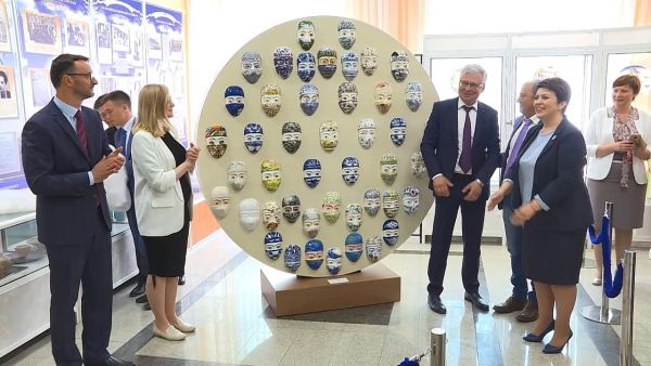 1 июня 2021 г. в ГГУ состоялось открытие мемориального постамента керамических масок «Голос Взгляда»