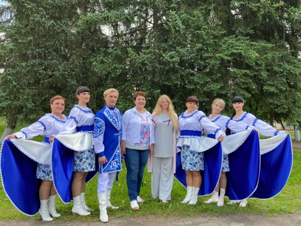 Сегодня ,12 июня 2021 года около ДК «Строитель» ,прошёл праздничный концерт посвящённый Дню России.