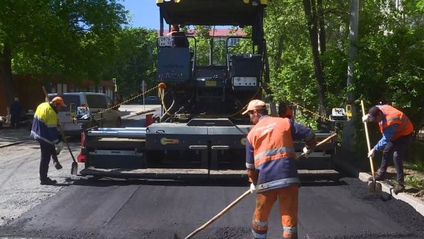 На ул. Коминтерна проходит ремонт по замене асфальтобетонного покрытия и бортового камня.