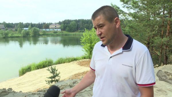 Пляжные зоны покрыли белым кварцевым песком и установили лежаки