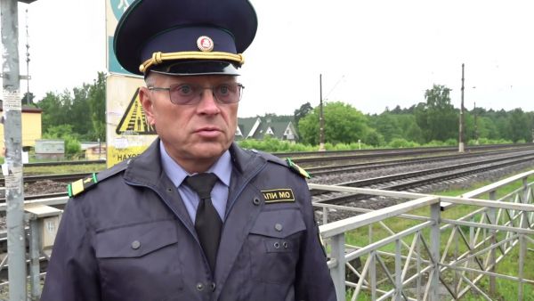 Жителей Раменского городского округа призывают к бдительности на железнодорожных переездах.