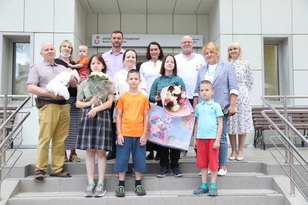 Семья Коньковых, в которой на прошедшей неделе родился юбилейный, десятый малыш.