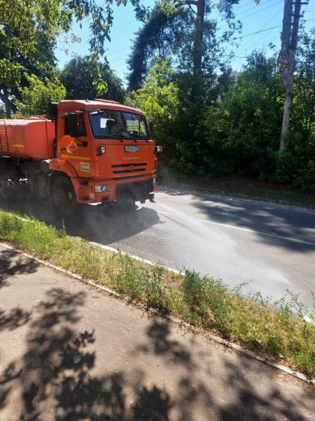 Раменские дорожные службы и службы ЖКХ продолжают полив улиц и аэрацию в связи с жарой.