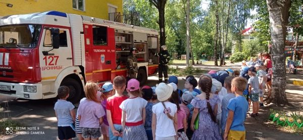 В рамках акции «В центре внимания — дети!» сотрудники ОНД и ПР приехали к воспитанникам МДОУ №72.
