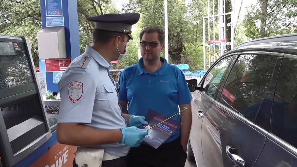 На одной из заправок г.Раменское водителей встречали представители ГИБДД и общественных организаций.