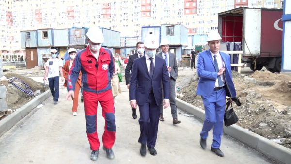 На сегодняшний день уже завершаются ремонтные работы фасада школы на улице Молодежная