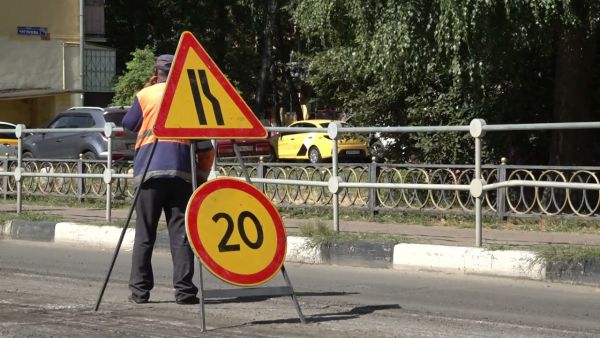 Плановый ремонт асфальтобетонного покрытия в городе продолжается.