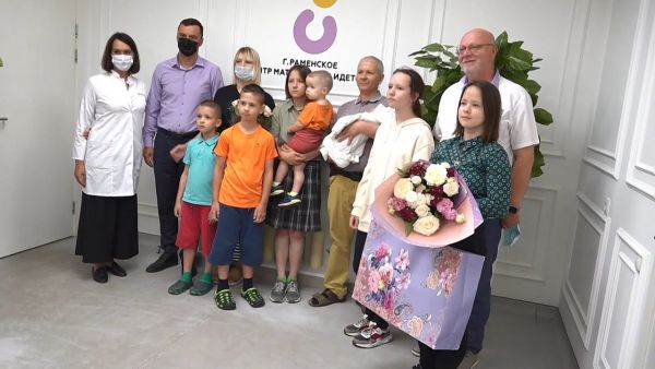 Семья Коньковых, в которой на прошедшей неделе родился юбилейный, десятый малыш.