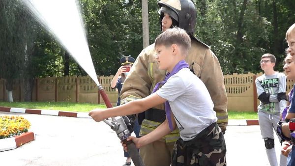 Сотрудники МЧС  устраивают встречи с детьми из летних оздоровительных лагерей и детских садов.