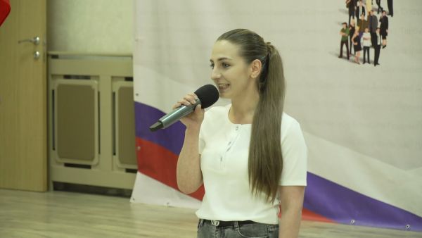 В ДК им Воровского ребятам, достигшим 14-летнего возраста, вручили их первый главный документ – паспорт