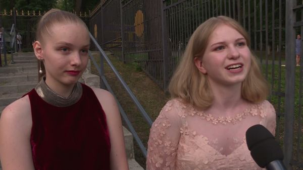 В этом году бал отличников состоялся на свежем воздухе, в Раменском городском парке на площадке «Лира»