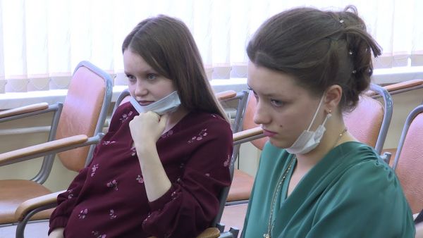 Виктор Неволин вручил ключи от однокомнатных и двухкомнатных квартир детям-сиротам и оставшимся без попечения родителей