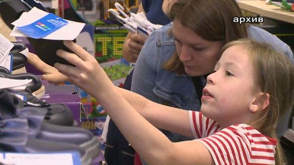 Все семьи, в которых растут дети школьного возраста, получат по 10 тыс. рублей на каждого ребёнка.